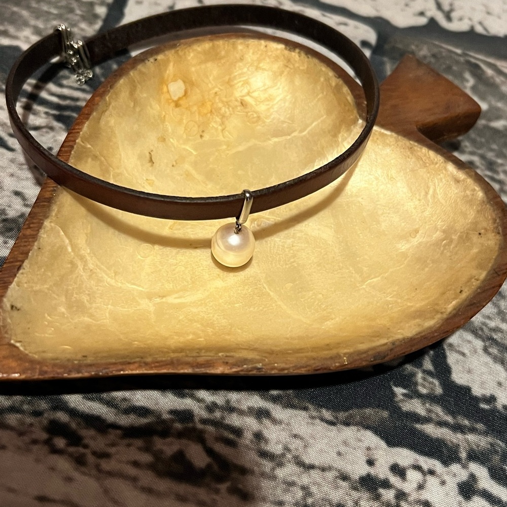 Honora - Brown Leather Boho chic necklace
Minimalist pearl choker Feminine